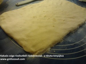 Kakaós csiga rizslisztből rizskovásszal tészta kinyújtva